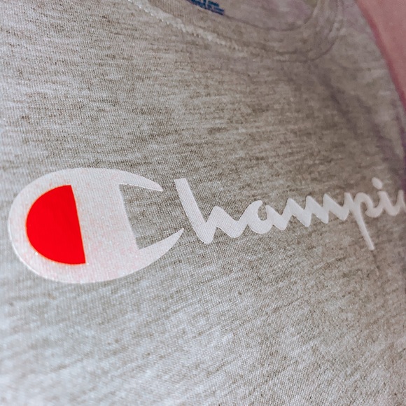 Long sleeve Champion shirt!🤍 - Picture 3 of 5